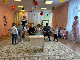 Утренники в средних группах Утренники в средних группах.