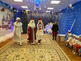 Новогодний утренник во вторых младших группах Новогодний утренник во вторых младших группах.