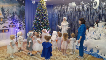 Новогодний утренник в первых младших группах Новогодний утренник в первых младших группах.